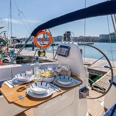 Charming Sailing Boat - Le Dimore Di Ines Úszó hotel *